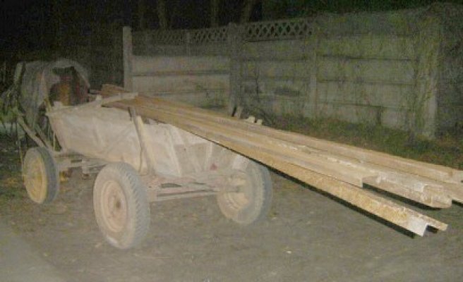 Prinşi după ce au furat porţi metalice